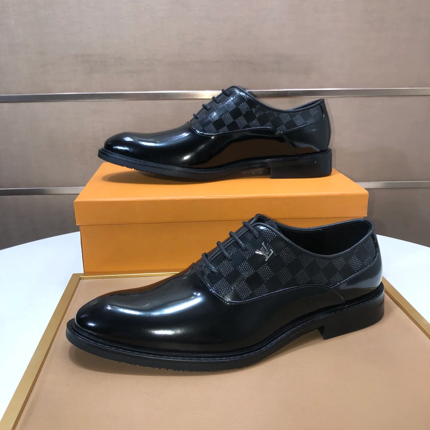Men's men's shoes💰460💰【LV】(sheepskin lining) formal men's shoes! The high-end formal wear style is luxurious and elegant, with both practicality and style. We pay special attention to quality and details. The original version at the counter is 1:1 ultra-accurate replica👍🏻 The shoe last, leather, workmanship and comfort are not inferior! Material: imported cowhide upper, soft first layer of sheepskin! Code number: 38-45 (45 customized)